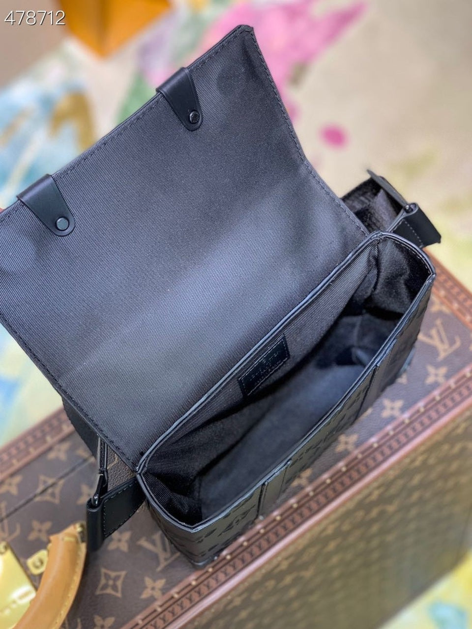 Louis Vuitton Trunk Slingbag Bag 20cm Monogram Seal Cowhide Canvas Spring/Summer Collection M57952, Black – product image 5