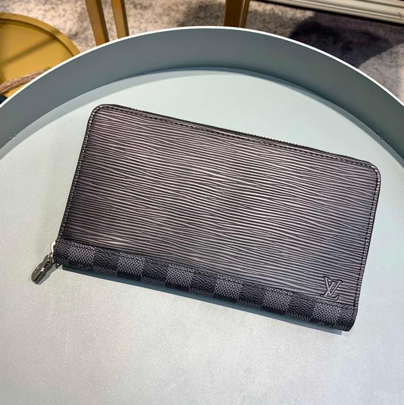 Louis Vuitton Pochette Voyage 21cm Black – product image 3